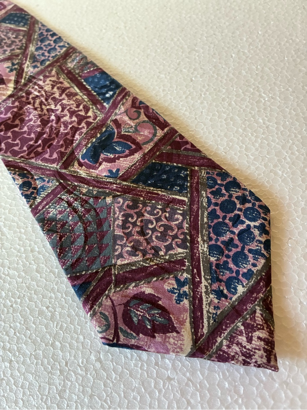 Andre Valentino patterned 100% silk tie in purple, navy, burgundy